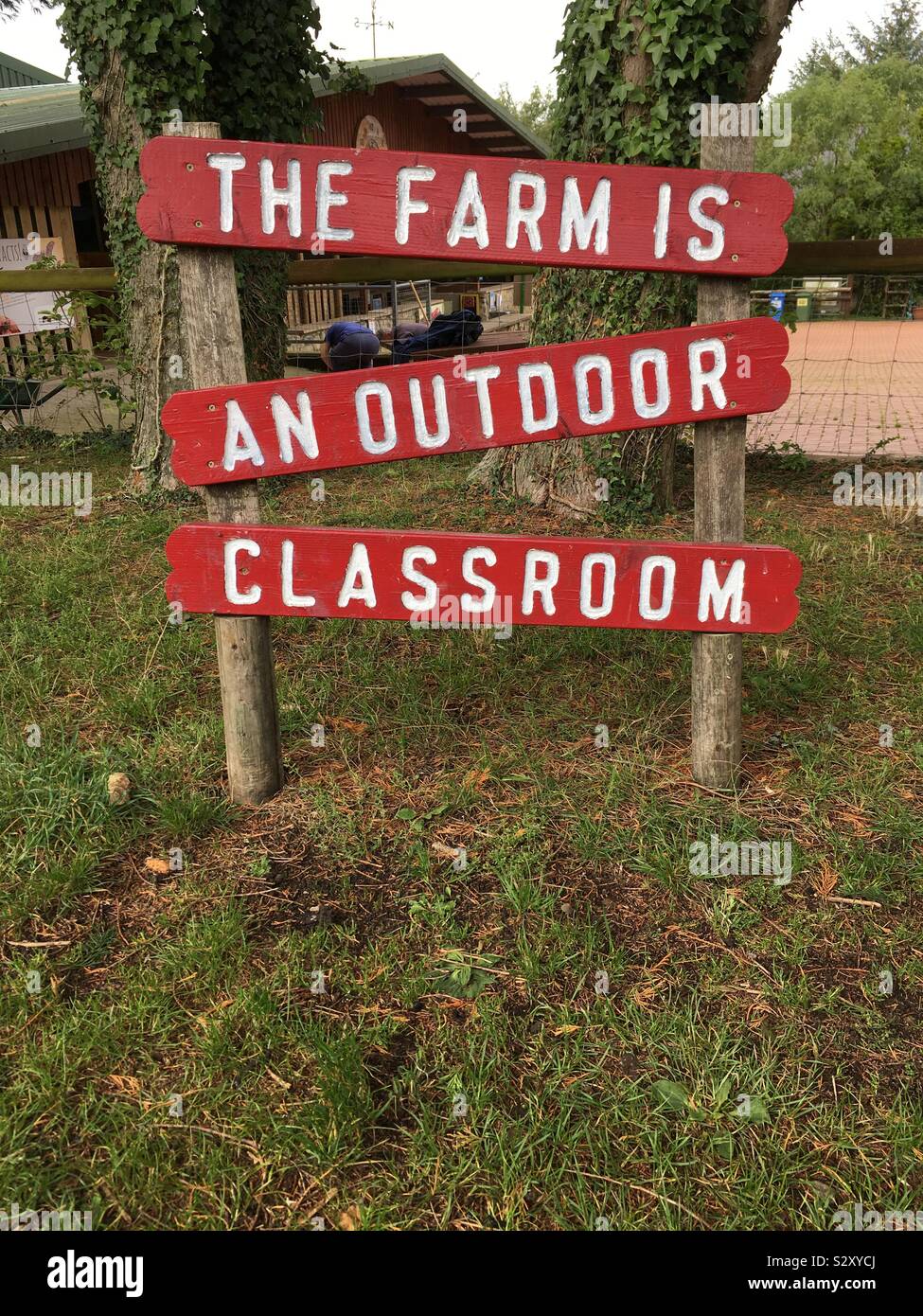 Segno presso la fattoria, homeschooling Foto Stock