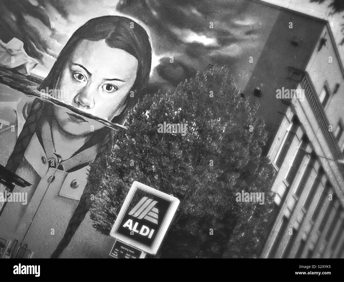 Muro murale dell'attivista svedese per il clima Greta Thunberg, sulla Fabbrica Di Tabacco a Bristol, Regno Unito. Foto Stock