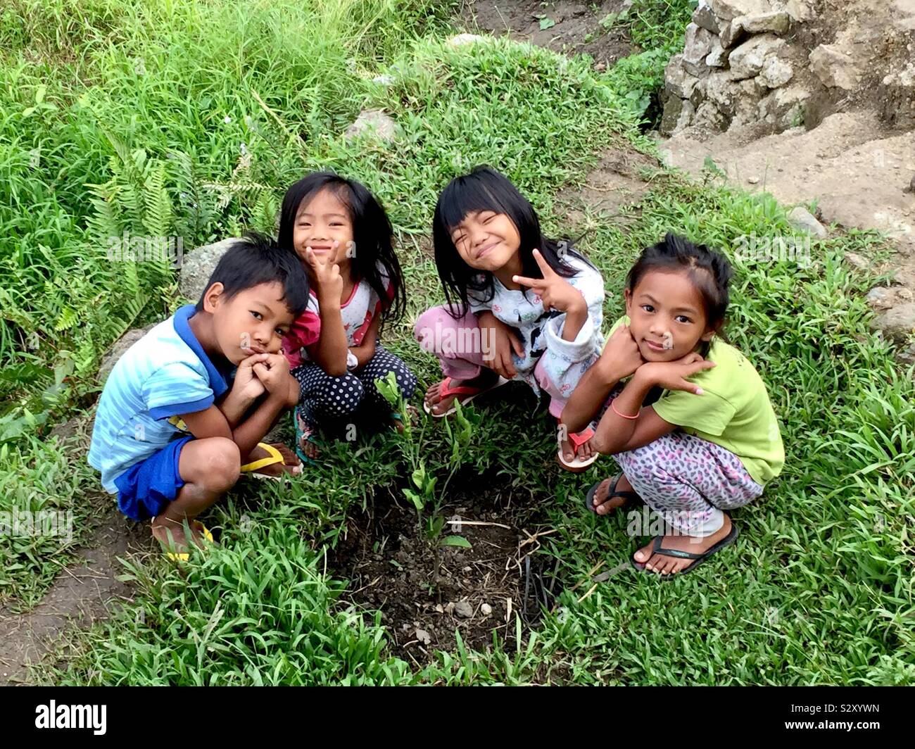 Kids godendo la vita all'aperto Foto Stock