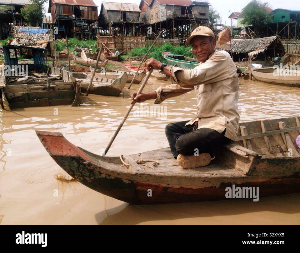 L'uomo canottaggio sul fiume Mekong in Cambogia. Foto Stock