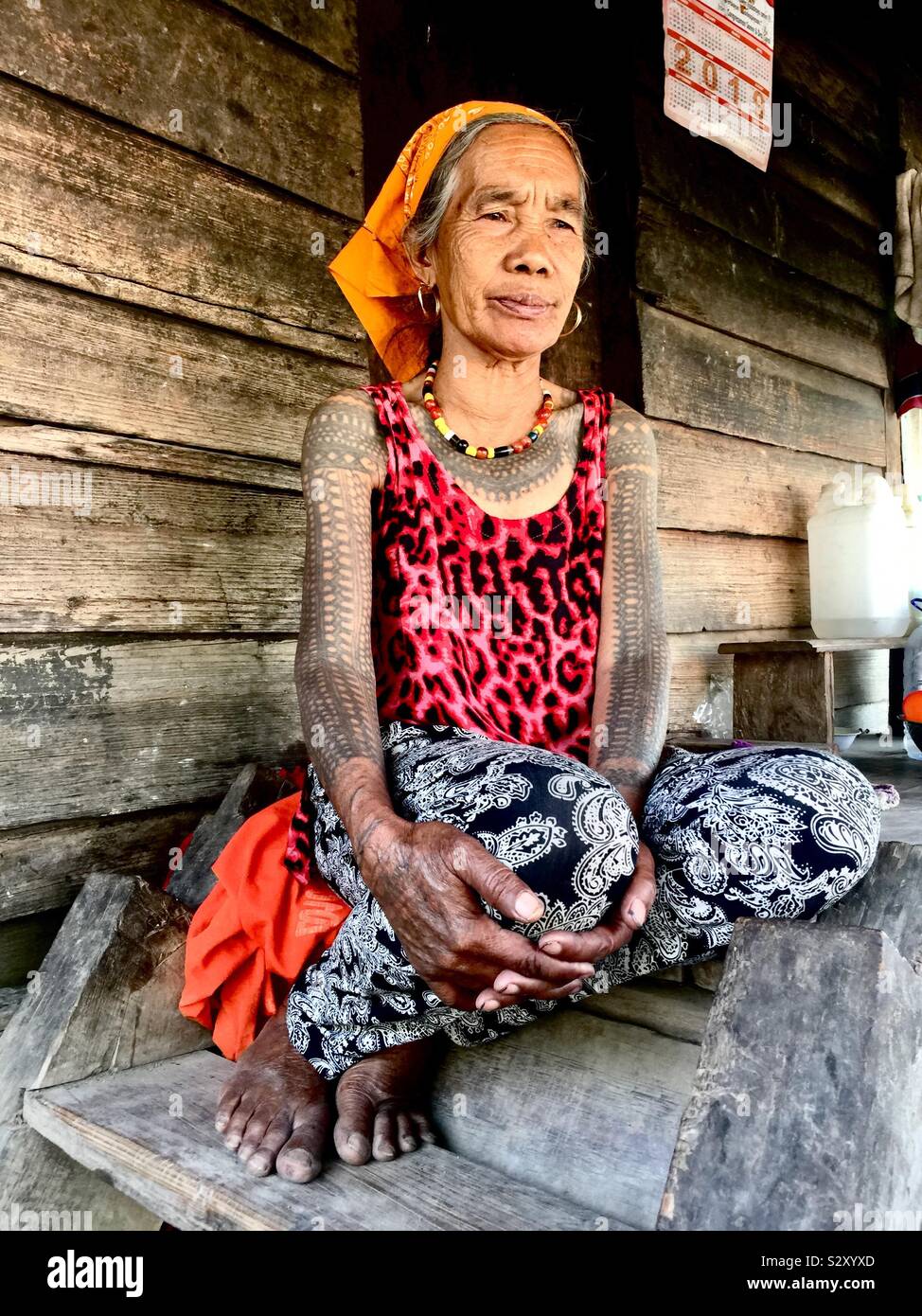 Un anziano tatuato dalla tribù Butbut in Buscalan, Filippine. Foto Stock