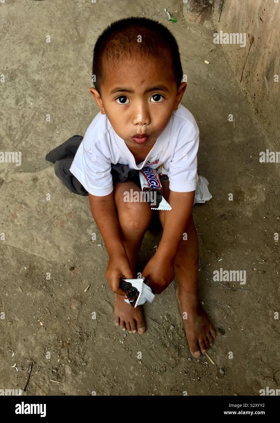 Un bambino di mangiare i biscotti in Buscalan, Filippine. Foto Stock
