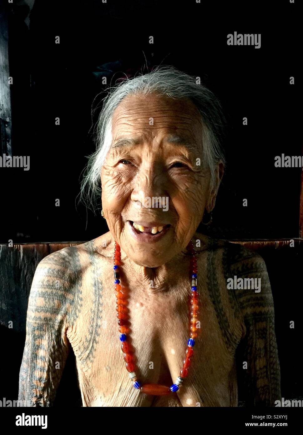 La più antica della tribù. A 103 anni di anziani dalla tribù Butbut in Buscalan, Kalinga, Filippine. Foto Stock