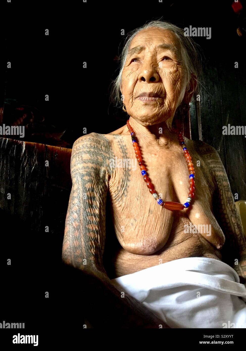 La più antica della tribù. Un tatuato anziani dalla tribù Butbut in Buscalan, Kalinga, Filippine. Foto Stock