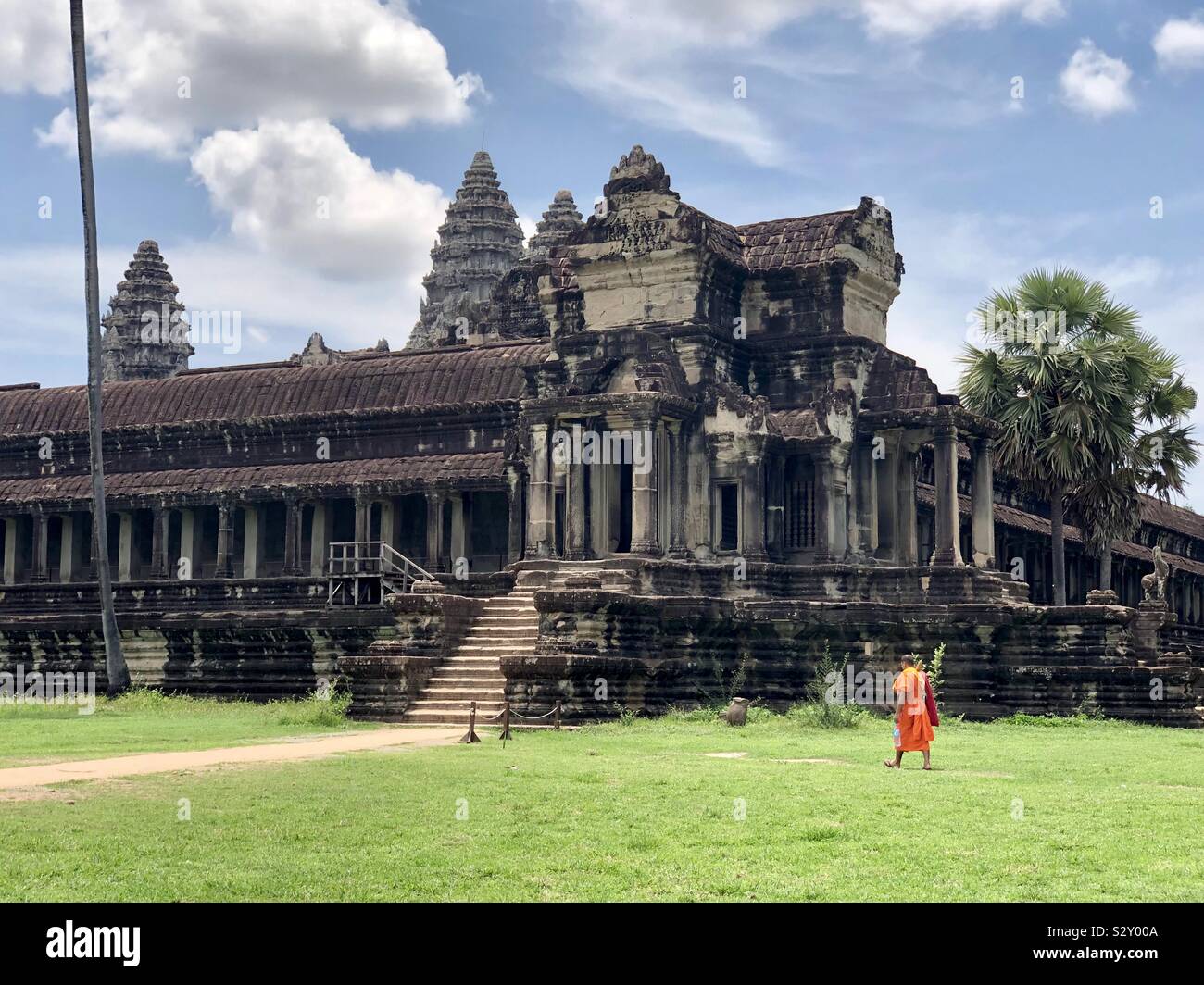 Un monaco passeggiando per motivi di Angkor Wat in Siem Reap, Cambogia. Foto Stock