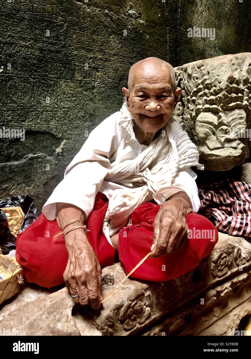 Felice sorrisi e benedizioni a caldo da un anziano monaco in Siem Reap, Cambogia. Foto Stock