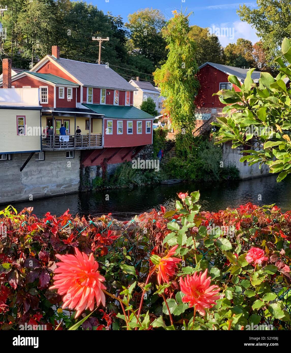 Una vista dal ponte di fiori, Shelburne Falls, Massachusetts, Stati Uniti Foto Stock