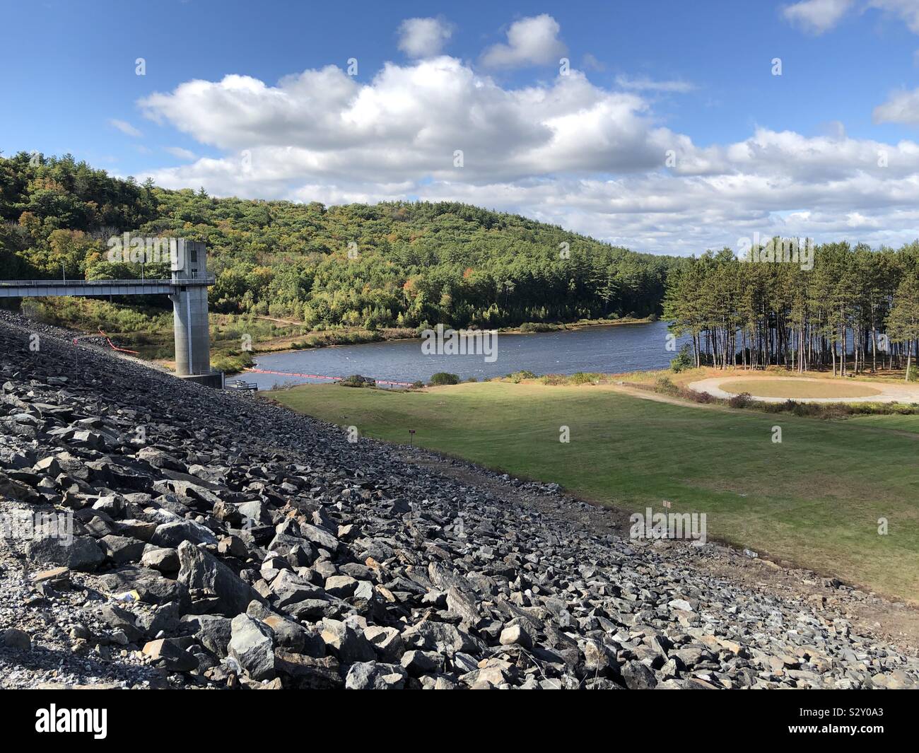 La diga di struttura nella zona a rischio di inondazione Foto Stock