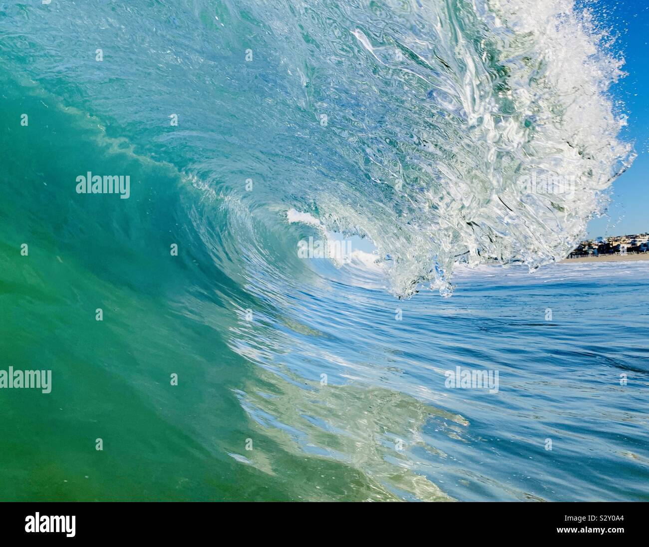 All'interno di un'onda. Manhattan Beach, California USA. Foto Stock