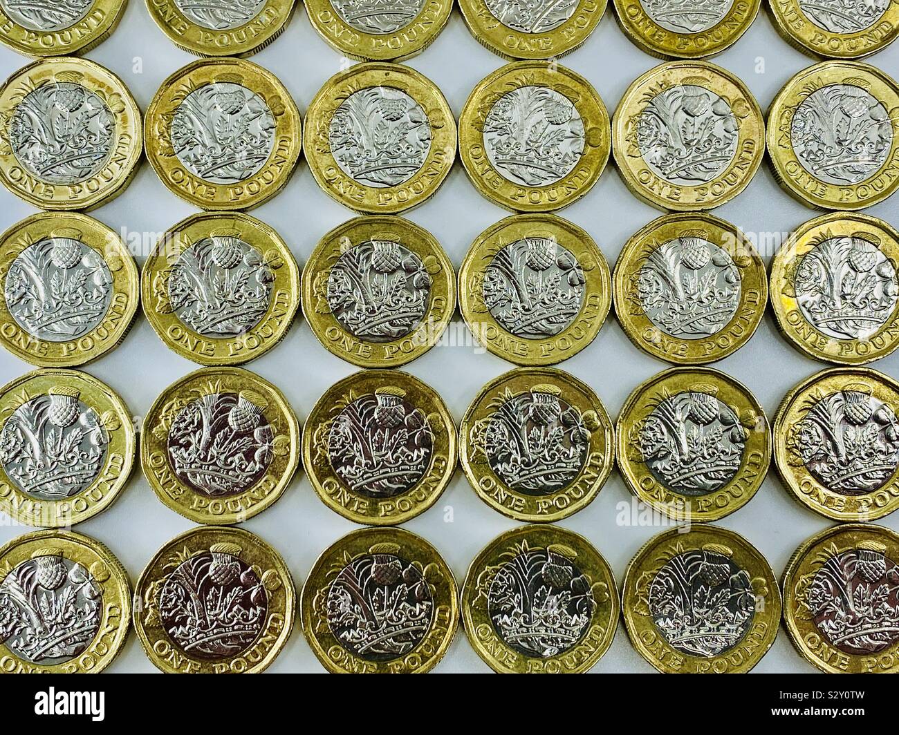 Righe di British una libbra di monete - Immagine stock catturata con smartphone