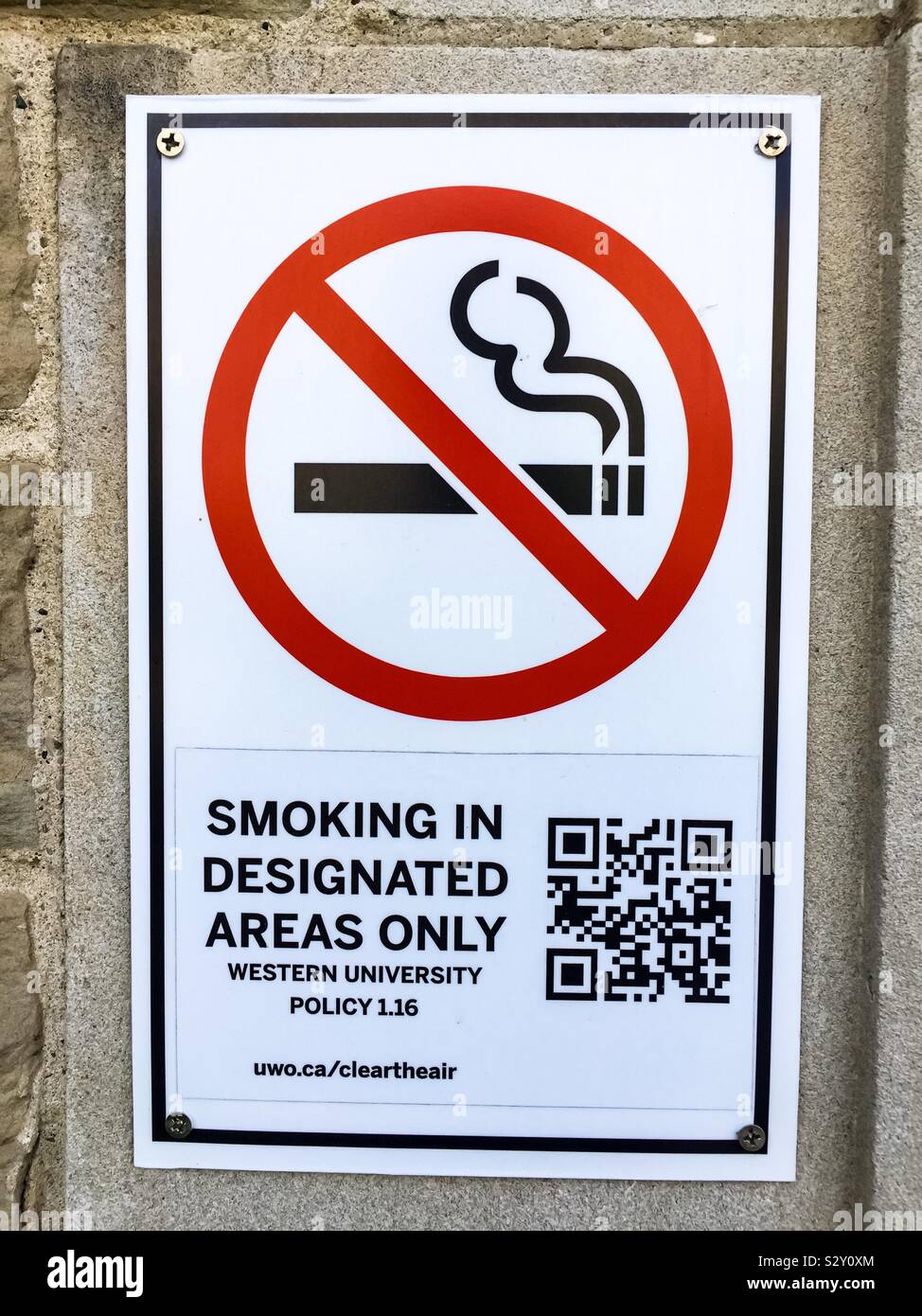 Fumatori con un codice QR. - Immagine stock catturata con smartphone