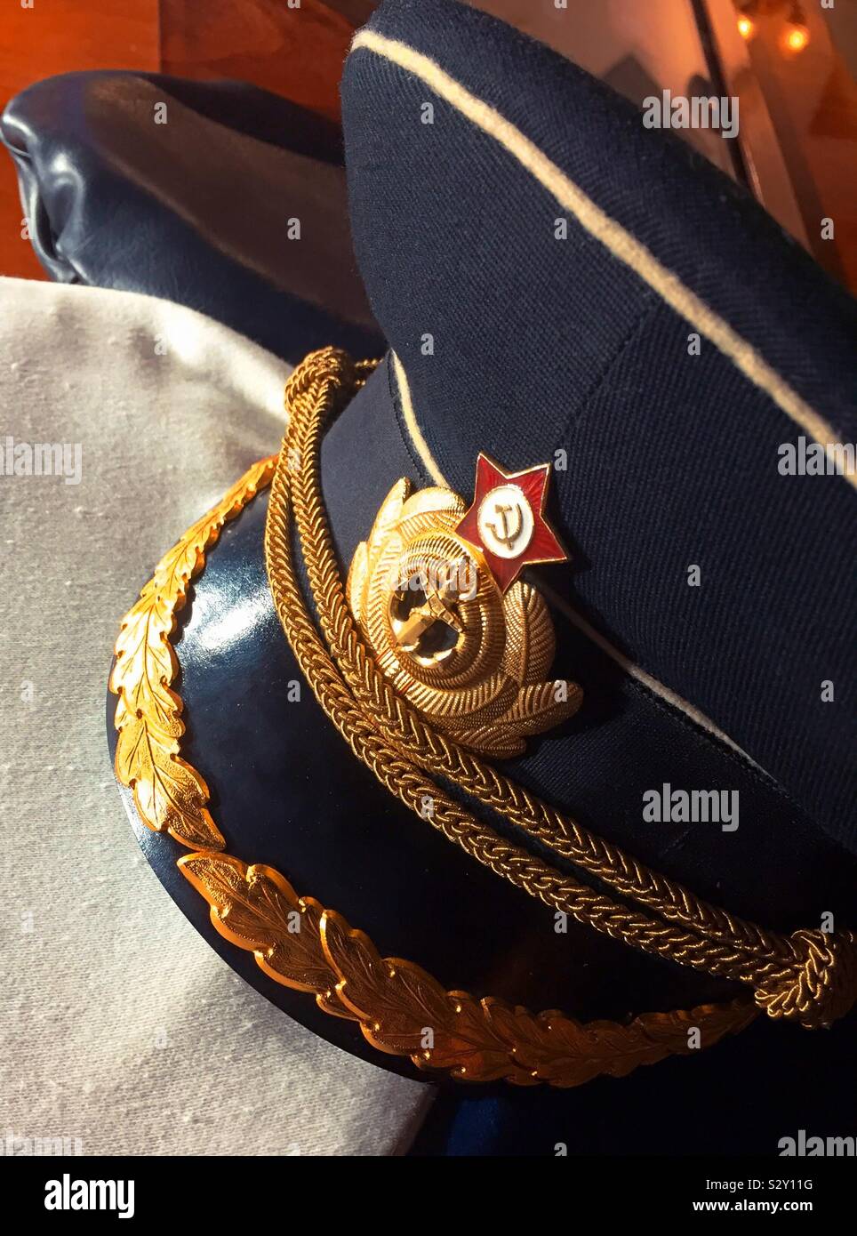 Close up di un KGB uniforme ufficiali hat epic di spionaggio KGB Museum di New York City, Stati Uniti d'America Foto Stock