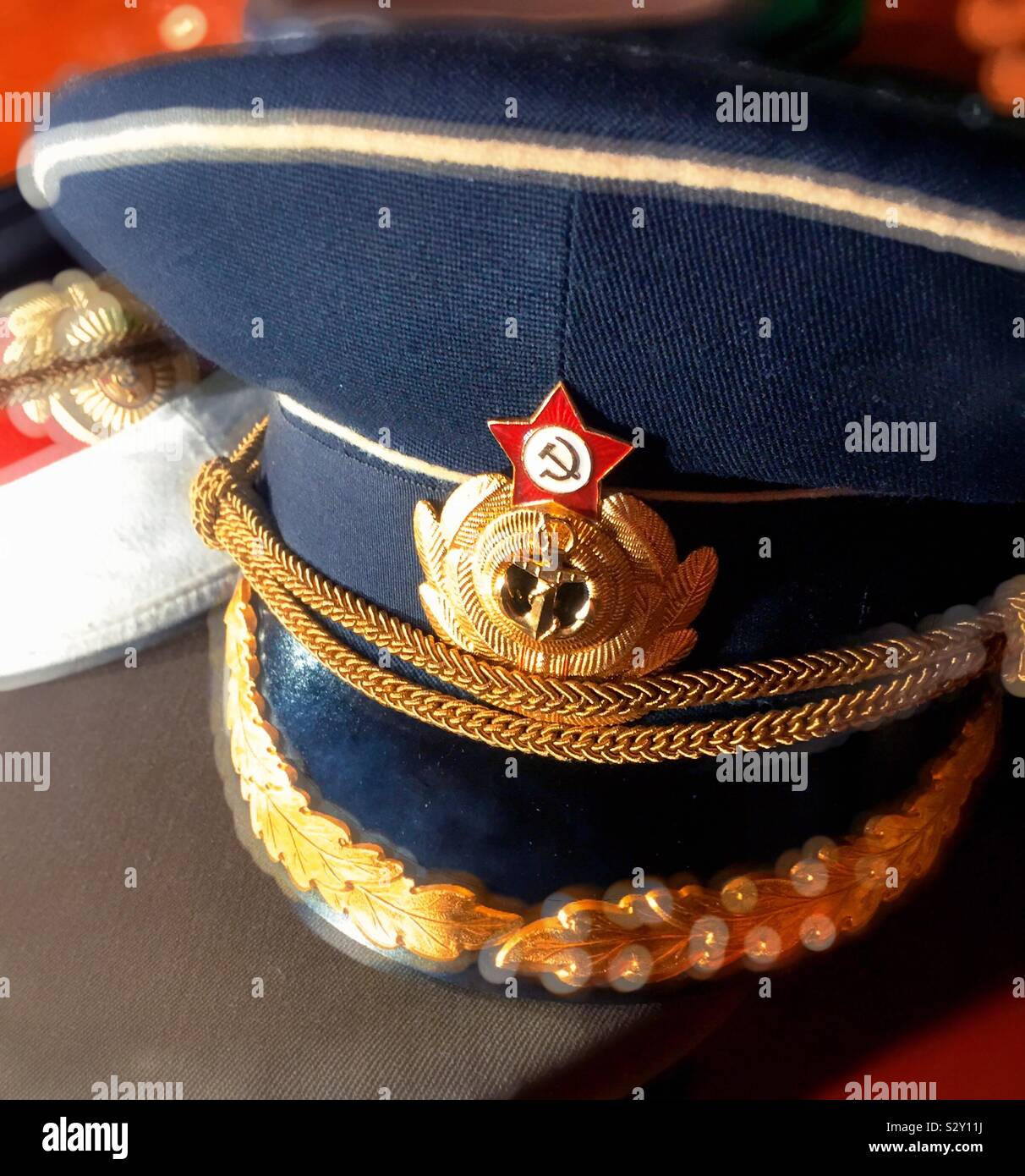 Close up di un KGB uniforme ufficiali hat al KGB di spionaggio spy museum di New York, Stati Uniti d'America Foto Stock