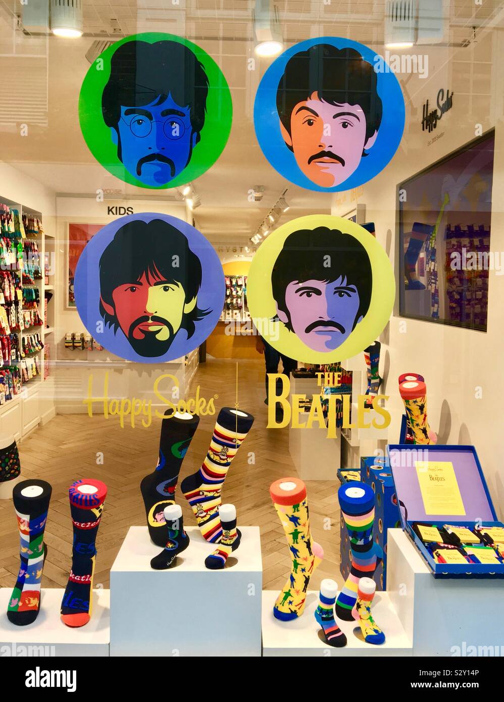 I Beatles calze in vendita in una vetrina di Carnaby Street, Soho, London, England Regno Unito Foto Stock