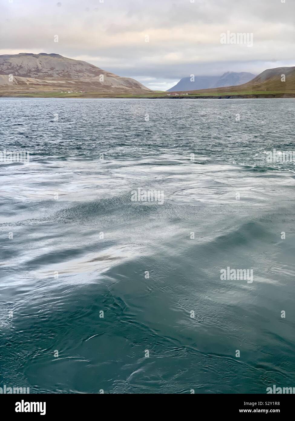 Western Fjords, Islanda - Settembre 2019: il lavaggio creato da una nave da crociera a vela nel ovest dell'Islanda. - Immagine stock catturata con smartphone