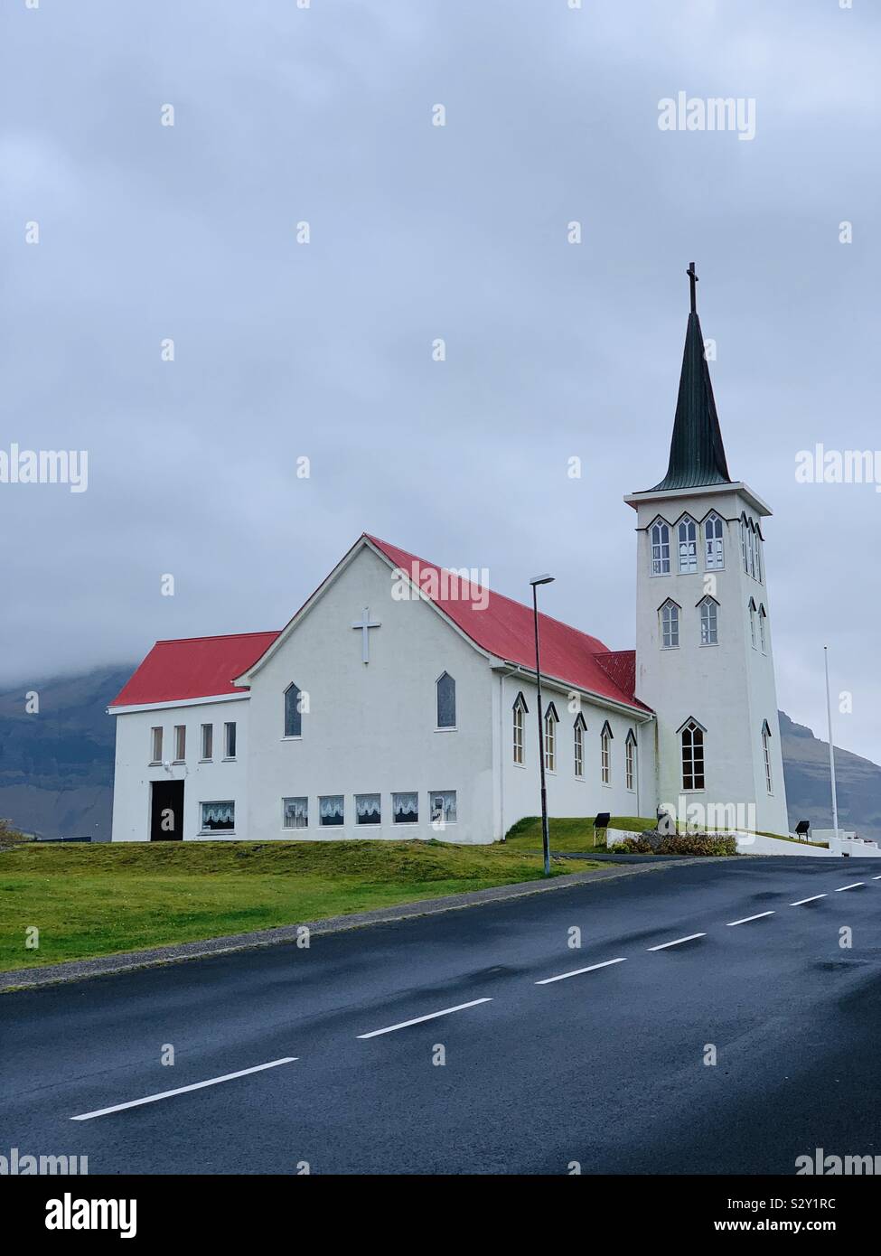 Grundarfjordur, Islanda - Settembre 2019: Luterana Chiesa Cristiana in questo piccolo telecomando cittadina di pescatori nei Fiordi Occidentali. Foto Stock