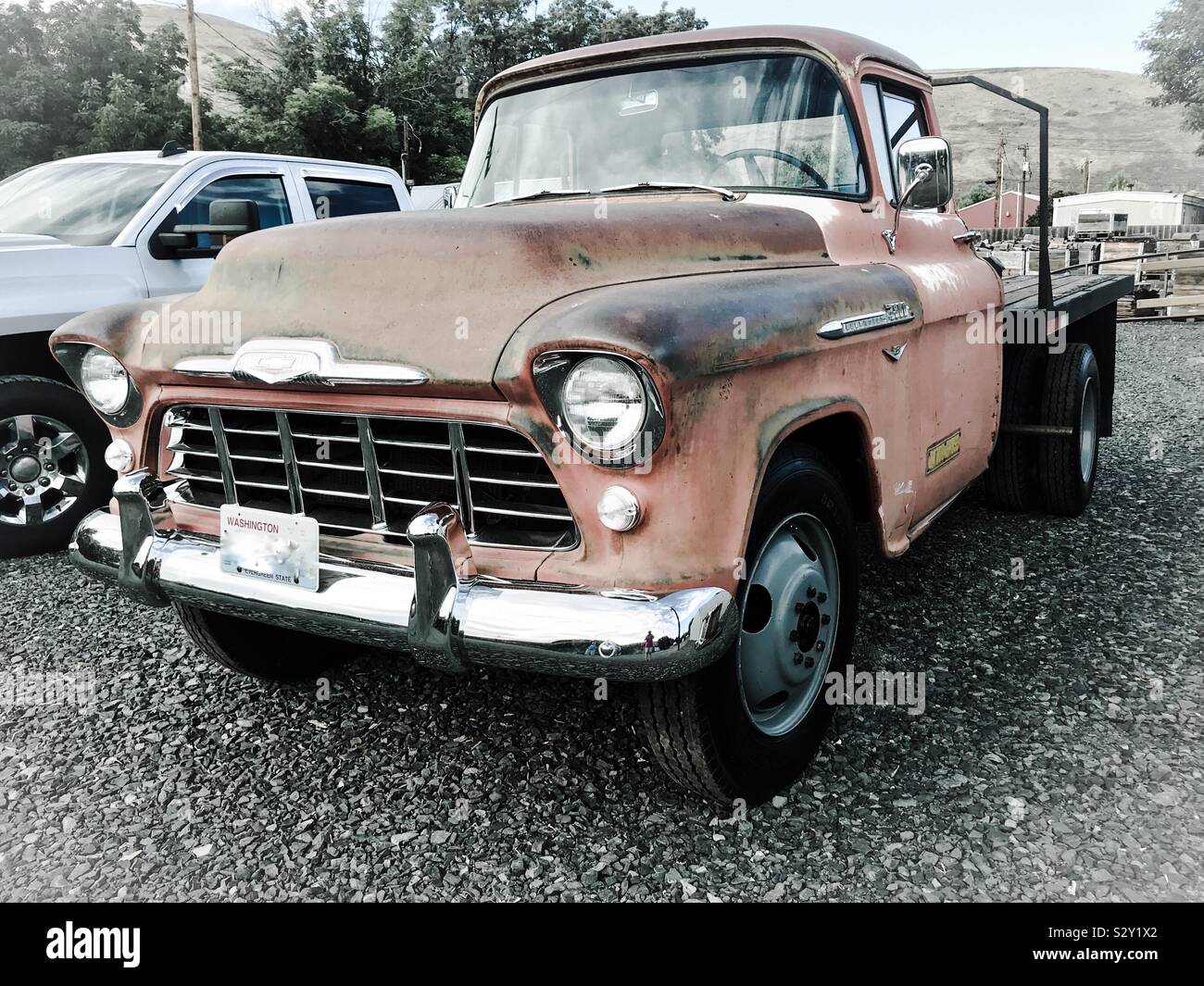 Vecchio cinquanta Chevy carrello di lavoro in vista di 3/4 - Immagine stock catturata con smartphone