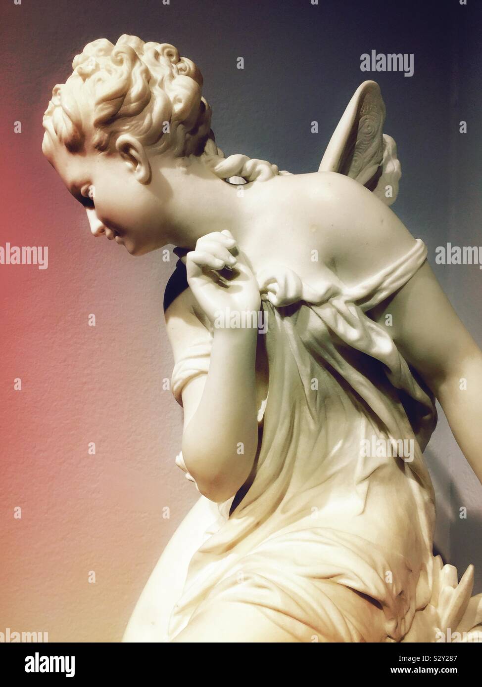 Statua in marmo bianco di una delicata cherubino Foto Stock