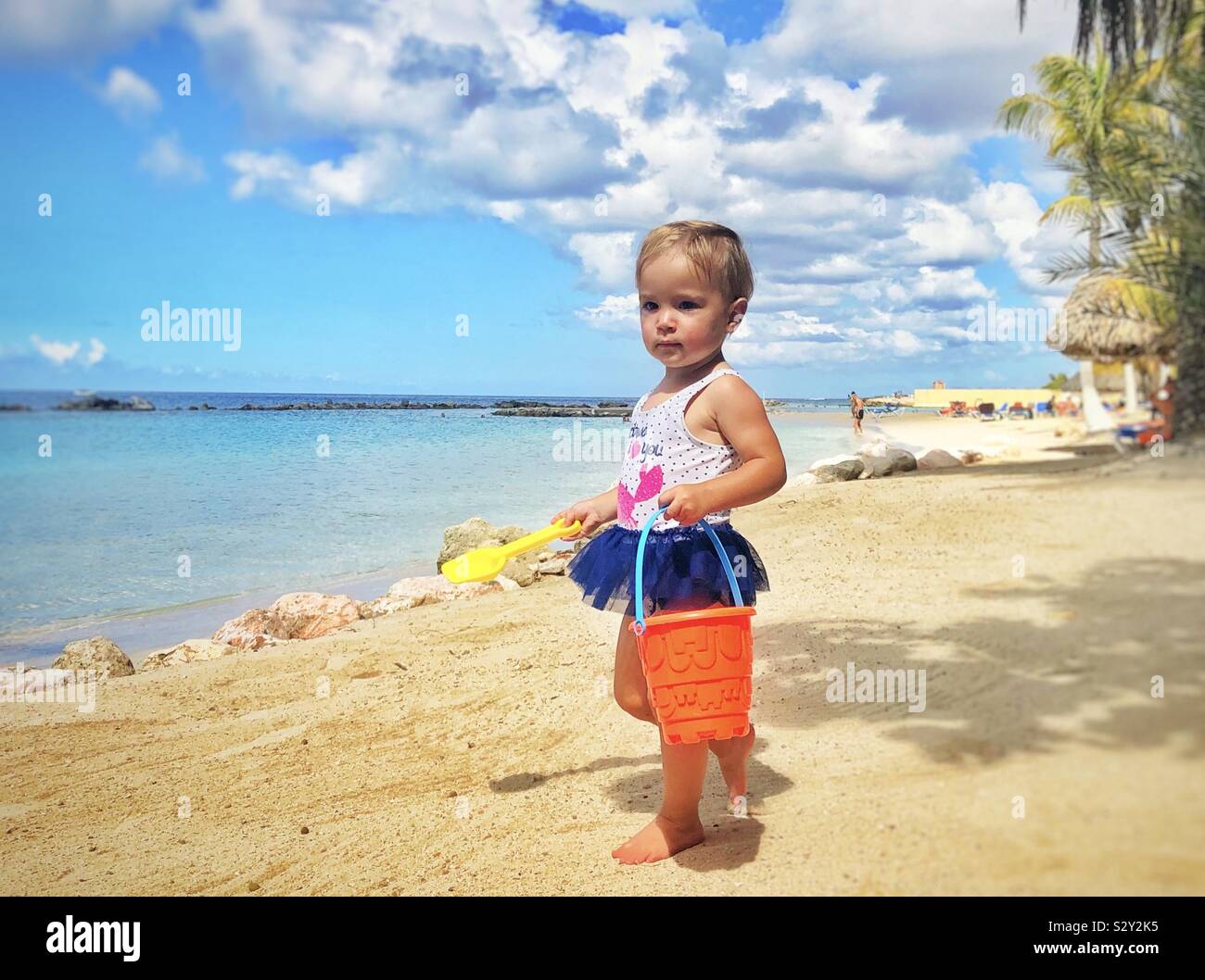 Il Toddler giocando sulla spiaggia Foto Stock