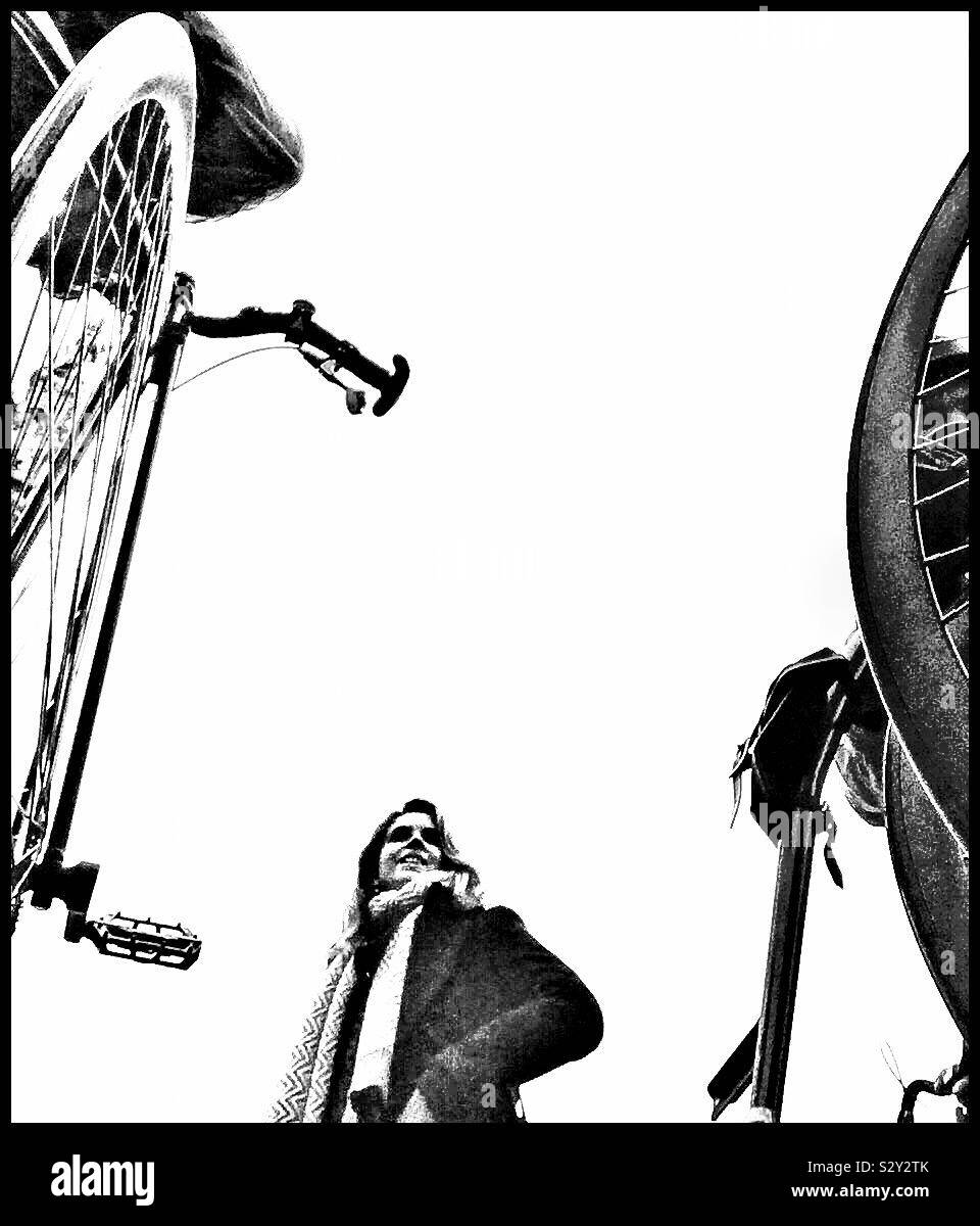 Una giovane donna ammirando Penny Farthing biciclette presi da una prospettiva bassa. Foto Stock