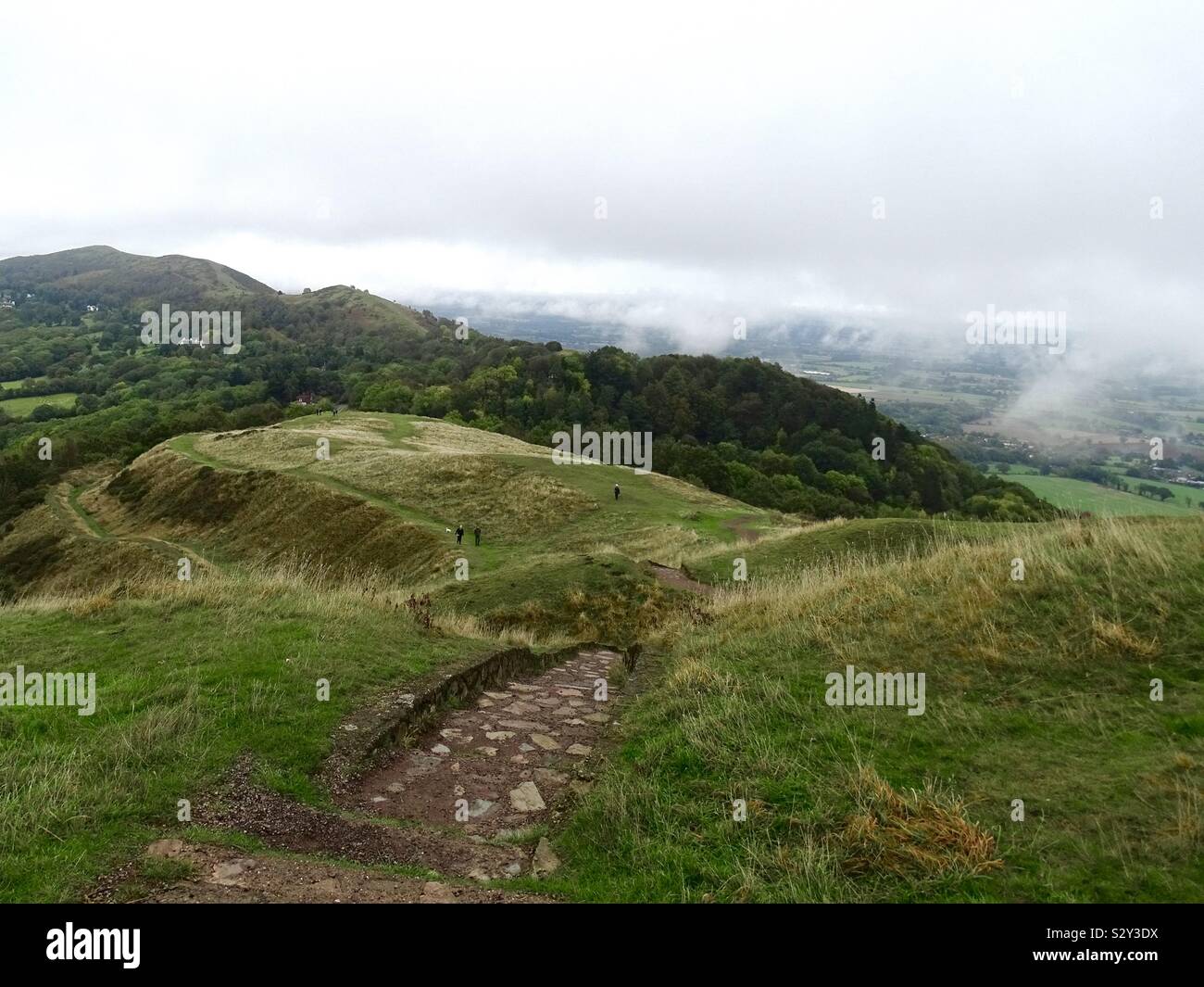 Basse nubi su Malvern Hills in Worcestershire in autunno Foto Stock