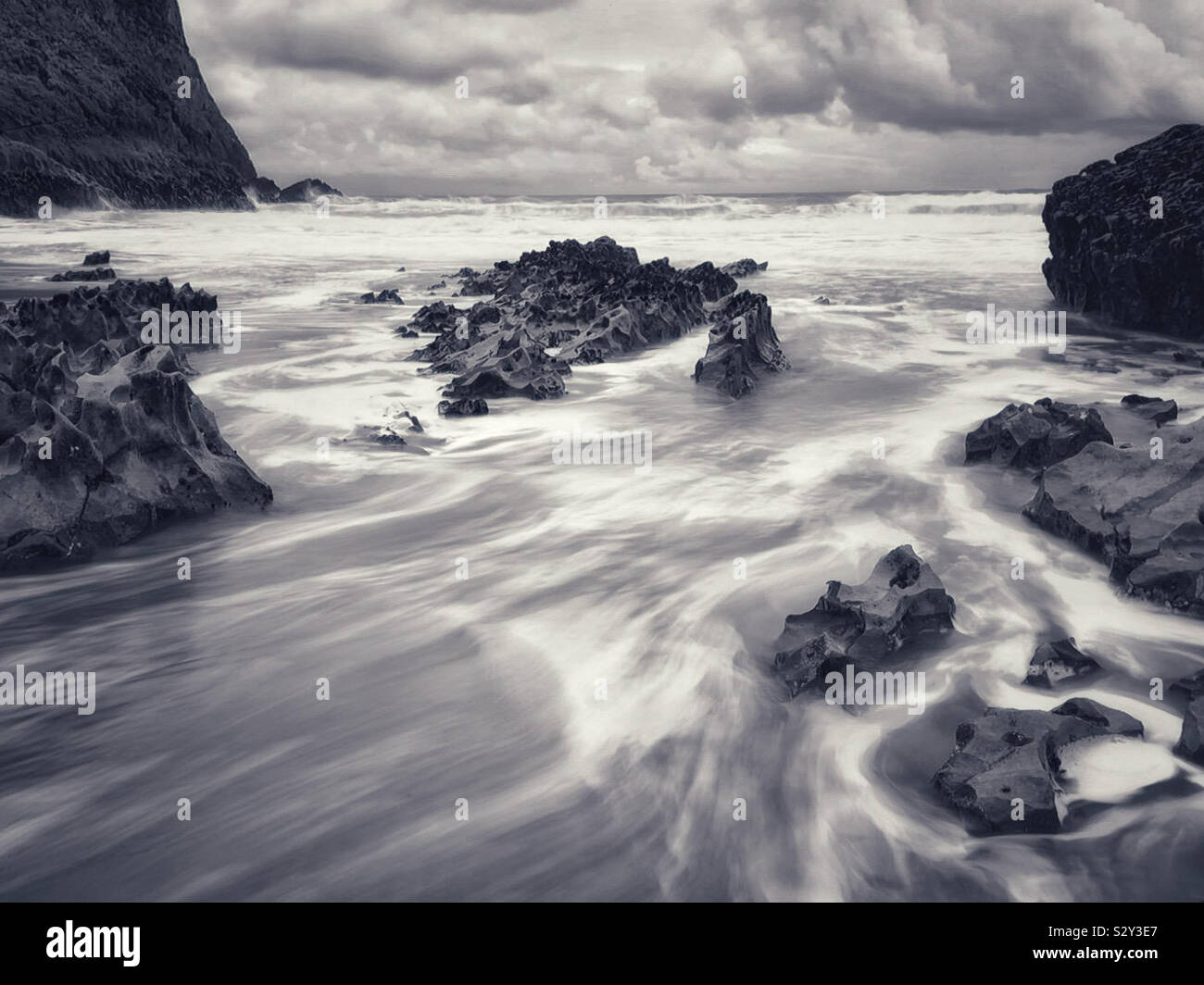 Acqua correre attraverso le rocce come i picchi di marea retrocede, Mewslade, Gower, Galles. Foto Stock