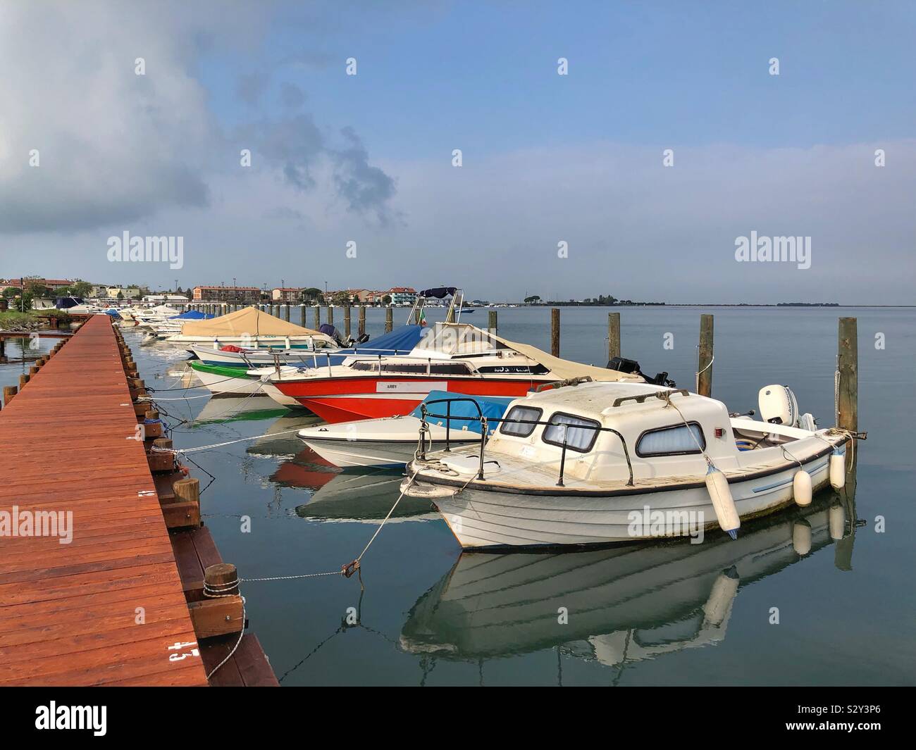 Barche legato al molo in legno - Grado Friuli Venezia Giulia, Italia - Immagine stock catturata con smartphone