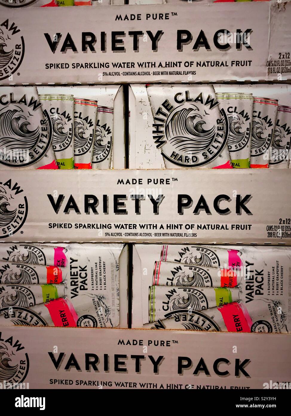 Fine corsia visualizzazione di artiglio bianco hard seltzer in un negozio di alimentari, STATI UNITI D'AMERICA. - Immagine stock catturata con smartphone