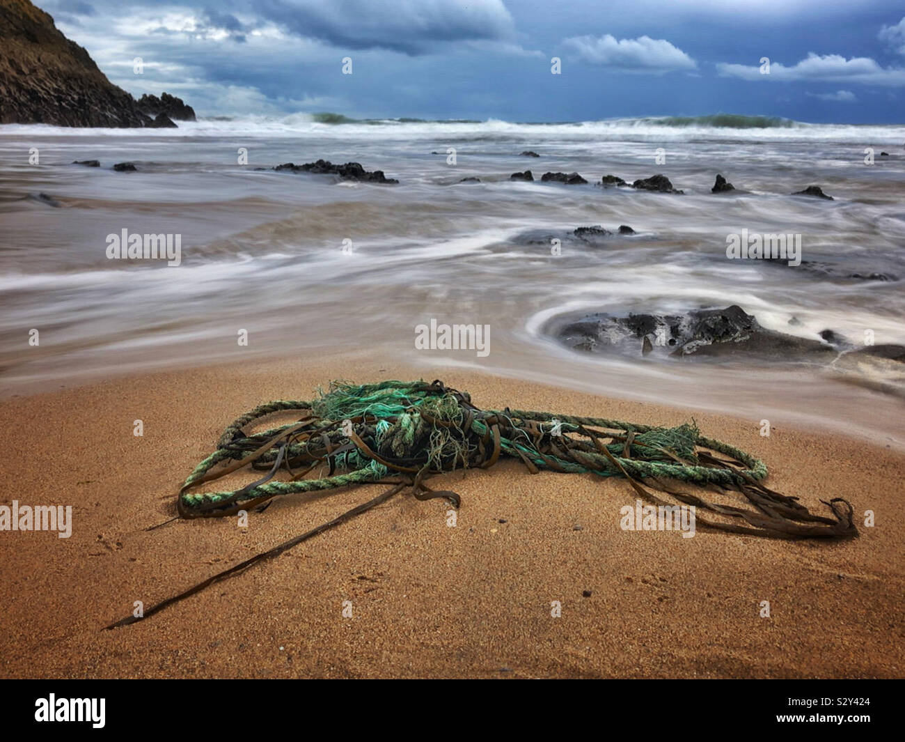 Vecchia corda lavato fino a un Welsh surf beach, Gower, Galles, Ottobre. Foto Stock