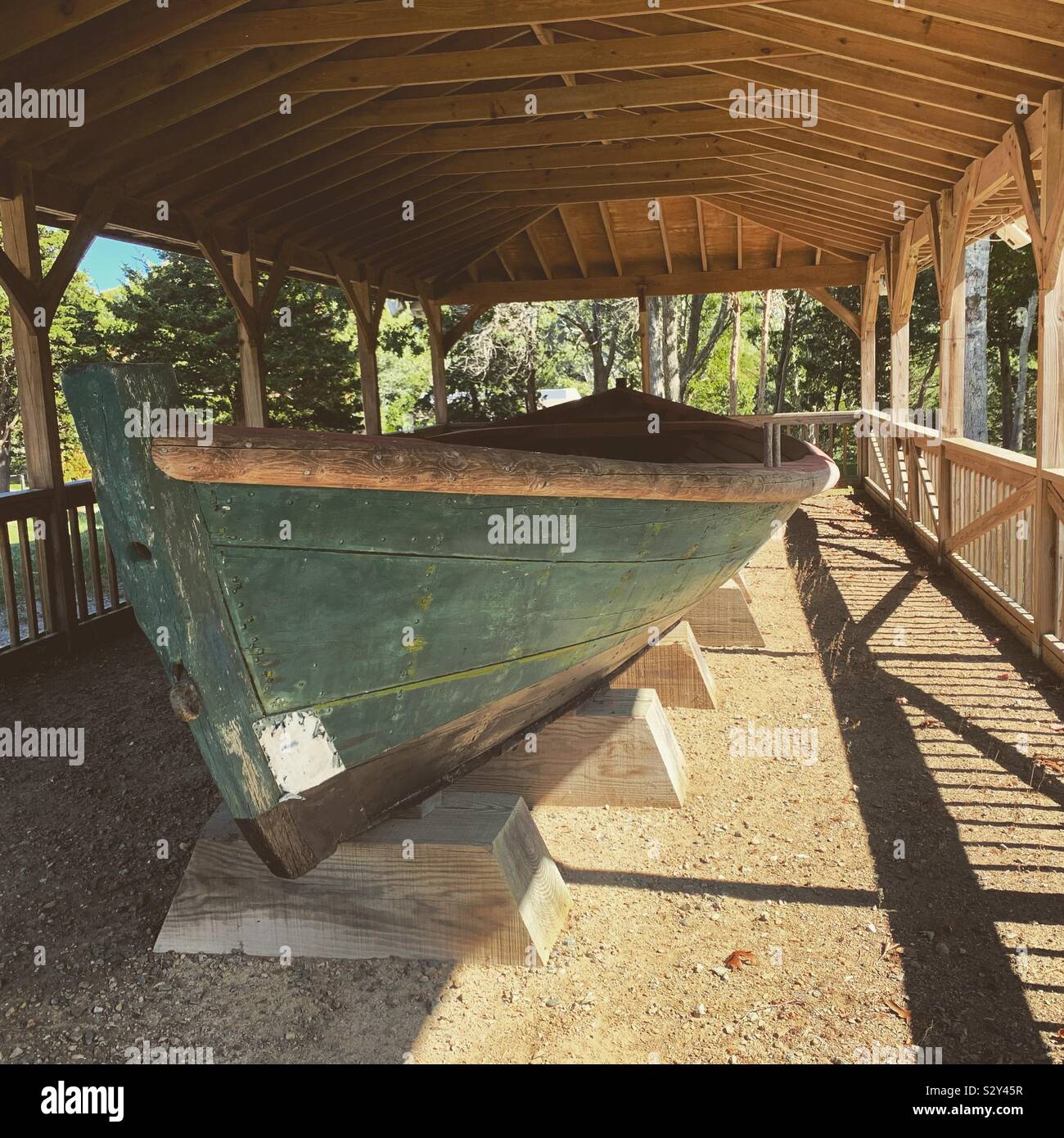 Midd-1800s fieno barge alloggiato al Salt Pond Visitor Center, Cape Cod National Seashore, Eastham, Massachusetts, Stati Uniti. La barca utilizzata per la raccolta di erbe palustri per rendere il fieno per le aziende agricole della zona. Foto Stock