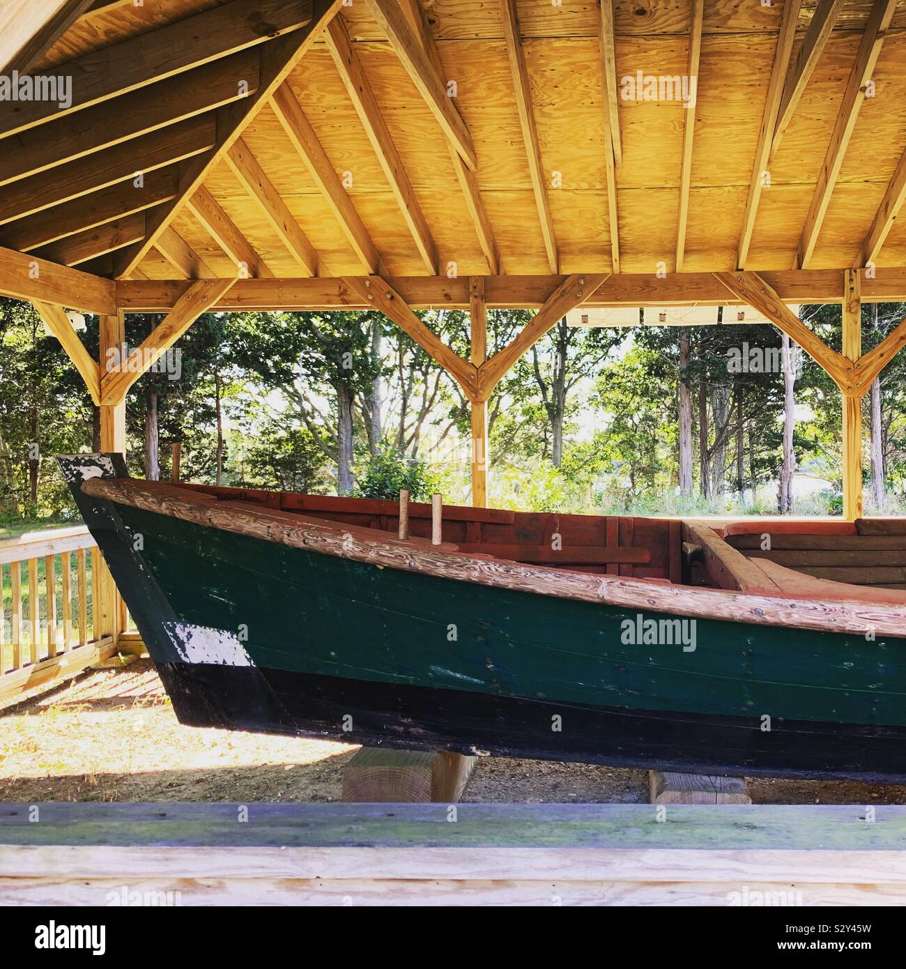 Mid-1800s fieno barge alloggiato al Salt Pond Visitor Center, Cape Cod National Seashore, Eastham, Massachusetts, STATI UNITI D'AMERICA. La barca è stata utilizzata per la raccolta di erbe palustri per rendere il fieno per le aziende agricole della zona. Foto Stock