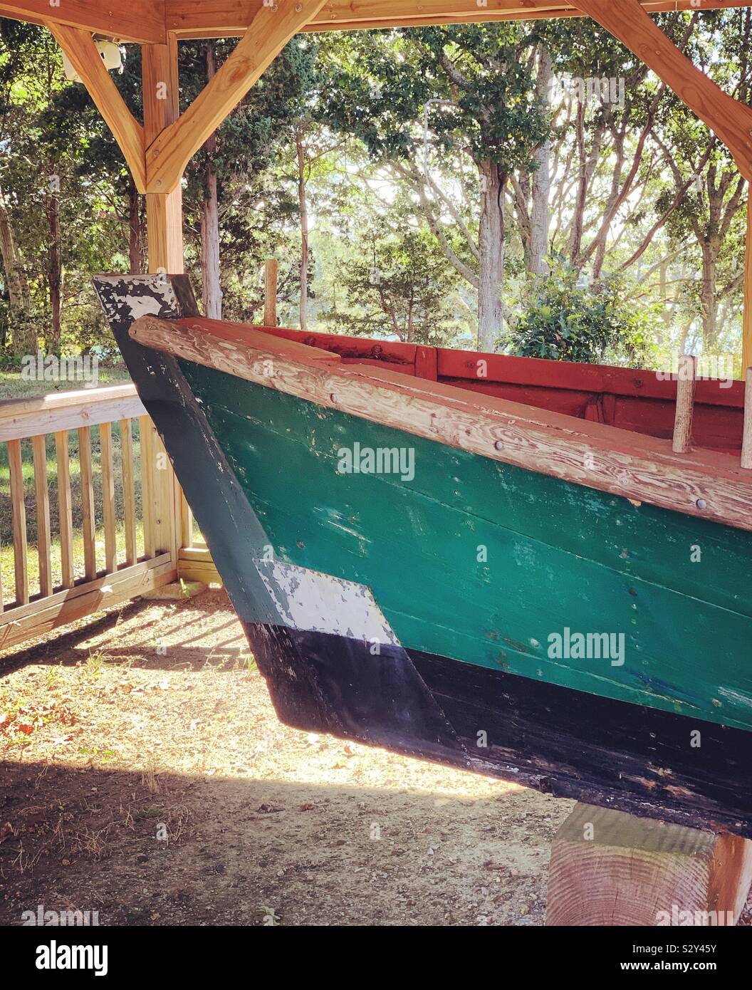 Mid-1800s fieno barge alloggiato al Salt Pond Visitor Center, Cape Cod National Seashore, Eastham, Massachusetts, STATI UNITI D'AMERICA. La barca è stata utilizzata per la raccolta di erbe palustri per rendere il fieno per le aziende agricole della zona. - Immagine stock catturata con smartphone