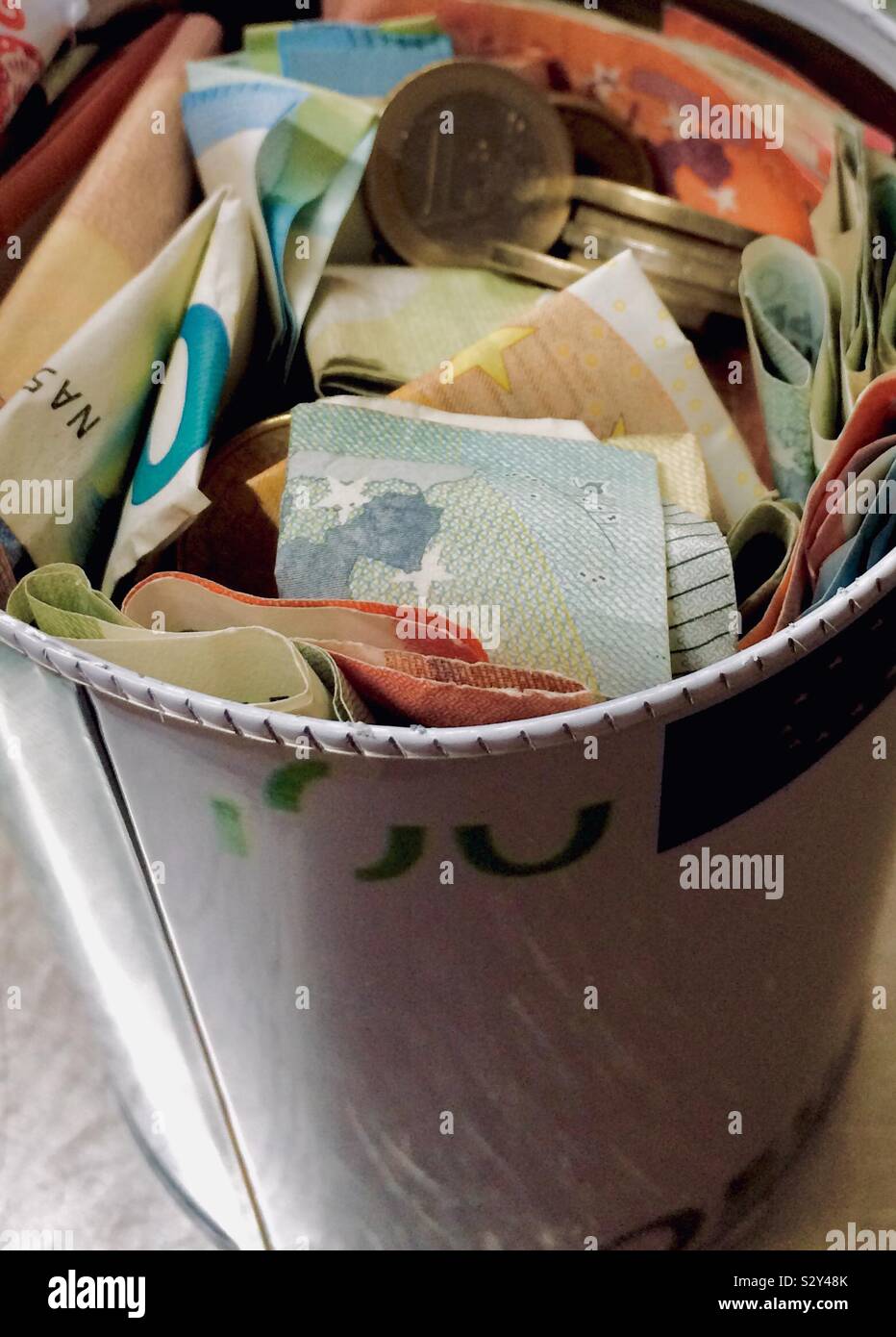 Top vista ravvicinata di un salvadanaio pieno di ripiegate le banconote in  euro Foto stock - Alamy