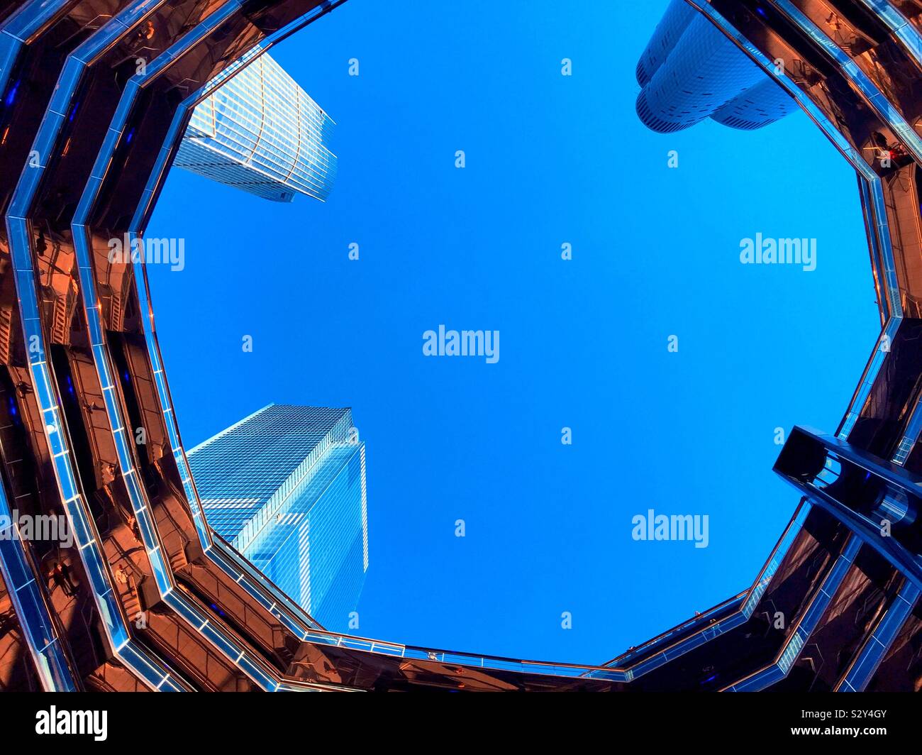 Grattacieli visto dal centro della nave piattaforma di osservazione guardando verso il cielo, cantieri Hudson, New York, Stati Uniti d'America - Immagine stock catturata con smartphone