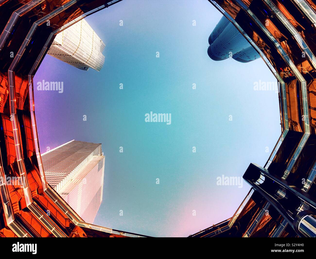 Grattacieli telaio al di sopra del centro della nave piattaforma di osservazione guardando verso il cielo, cantieri Hudson, New York City, Stati Uniti d'America - Immagine stock catturata con smartphone