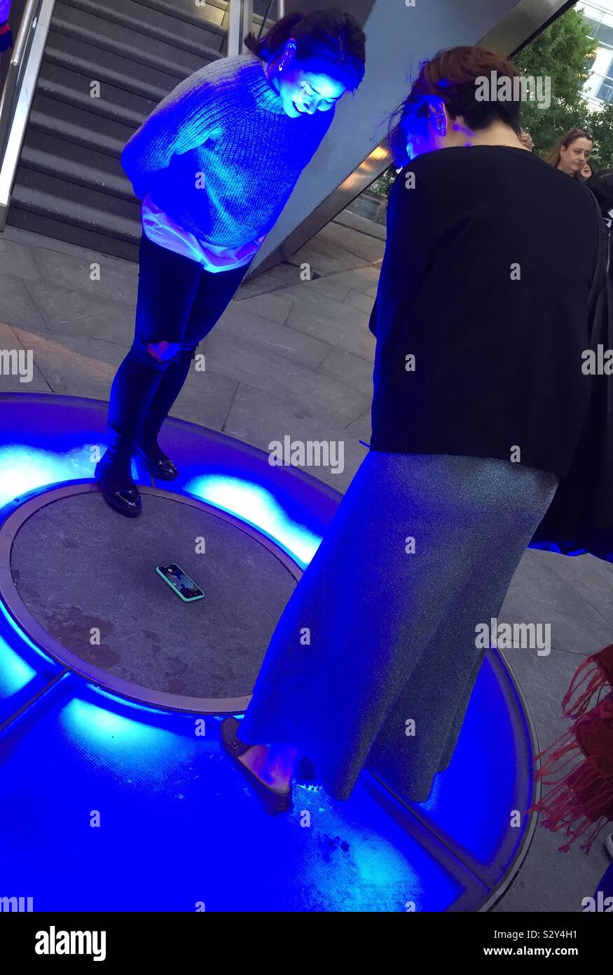 Un blu tenue luce circolare è al centro della visualizzazione struttura il recipiente, cantieri Hudson, New York, Stati Uniti d'America - Immagine stock catturata con smartphone