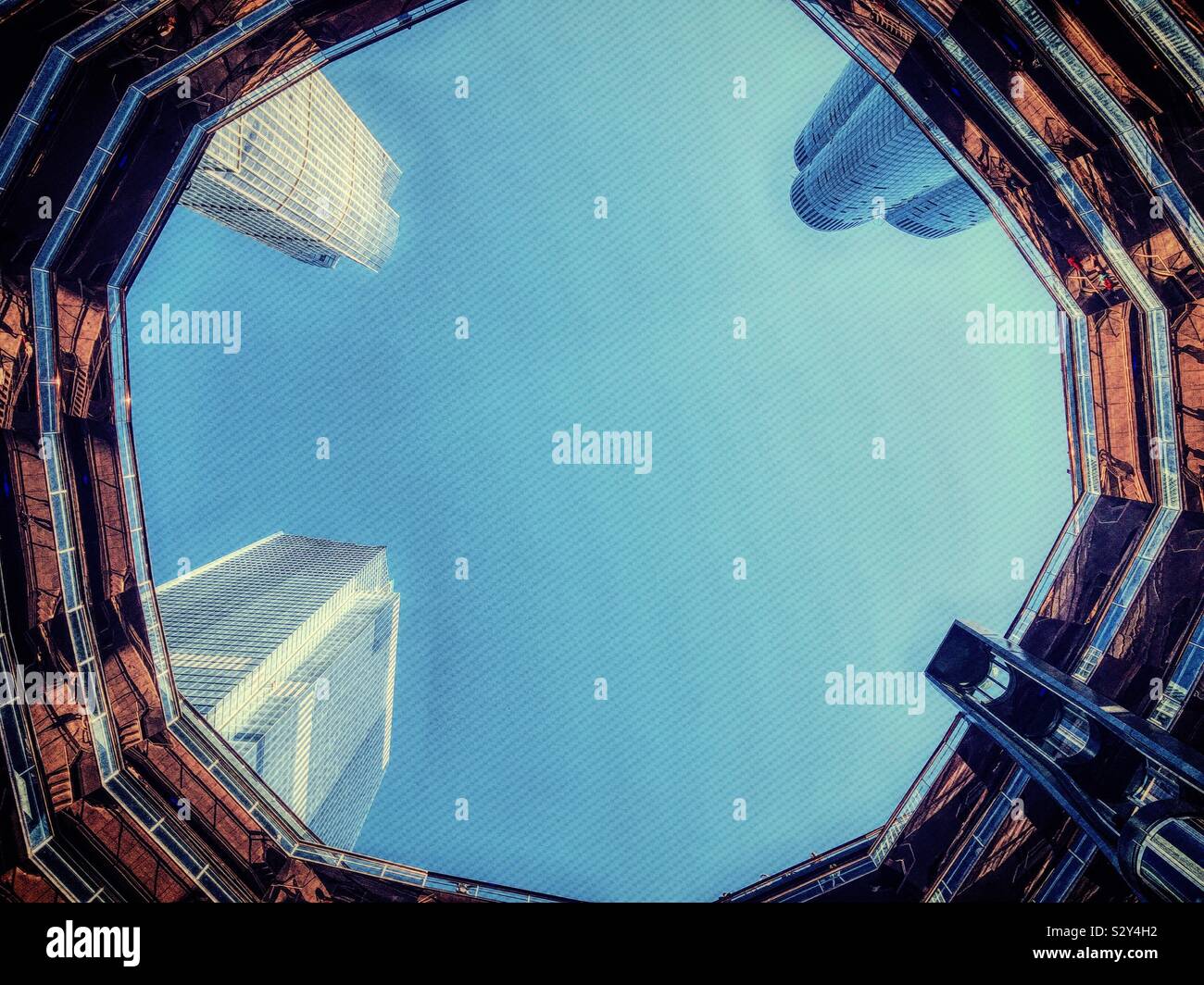 Grattacieli che incombe sul centro della nave piattaforma di osservazione guardando verso il cielo, cantieri Hudson, New York City, Stati Uniti d'America - Immagine stock catturata con smartphone