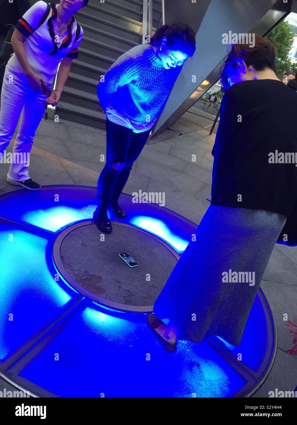 Un blu luce circolare è al centro della visualizzazione struttura il recipiente, cantieri Hudson, New York City - Immagine stock catturata con smartphone