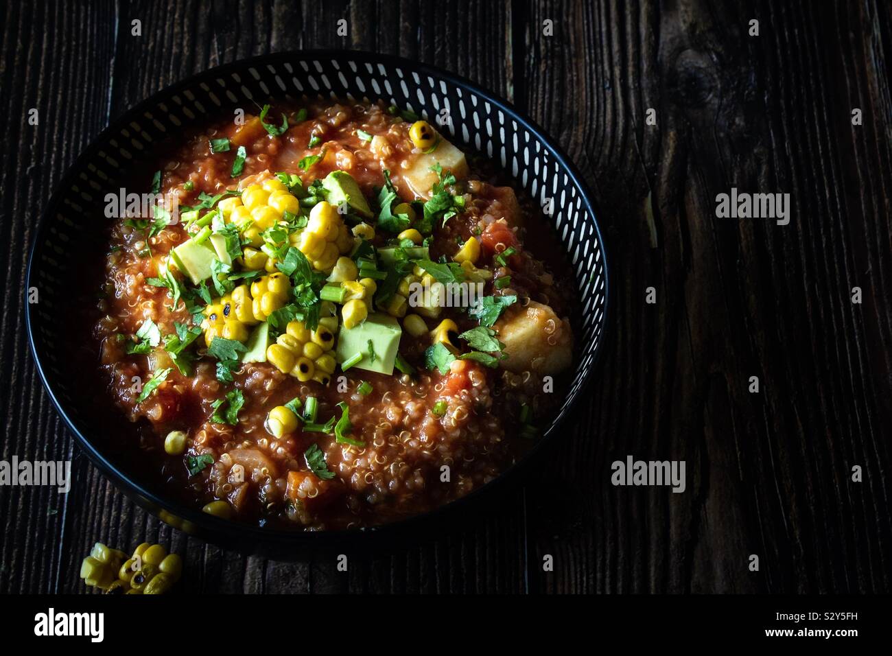 La quinoa e zuppa di verdure con char mais alla griglia Foto Stock