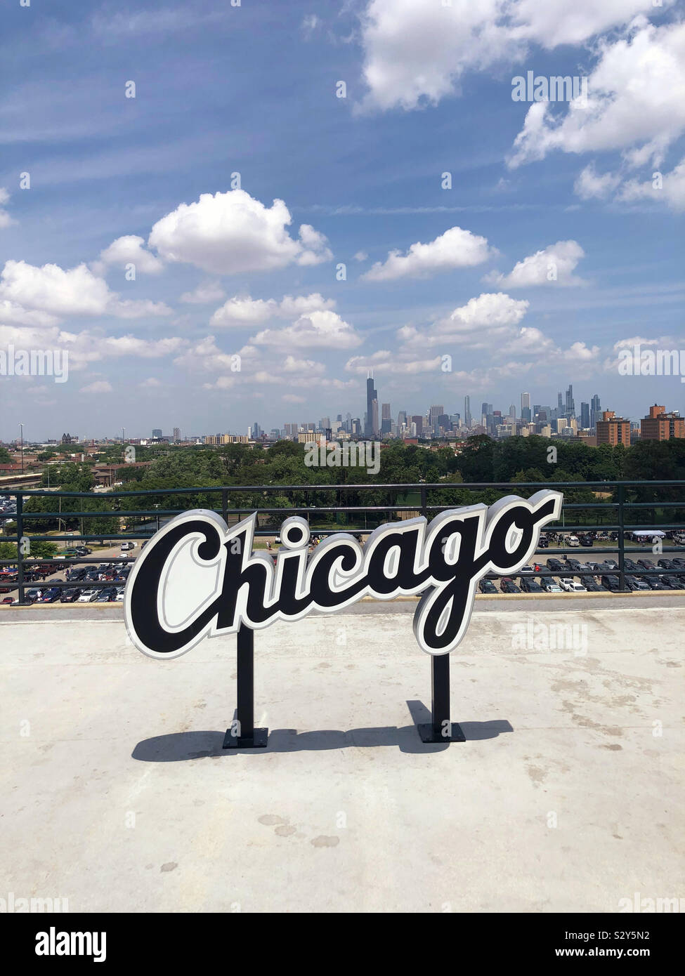 Segno di Chicago a U.S. Parco cellulare con Chicago in background. - Immagine stock catturata con smartphone