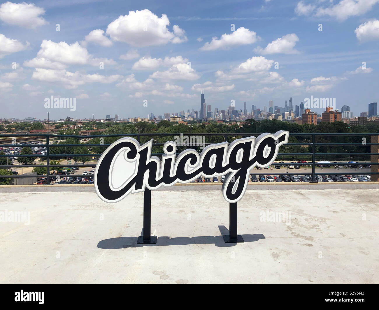 Segno di Chicago a U.S. Campo cellulare con la città di Chicago in background. - Immagine stock catturata con smartphone