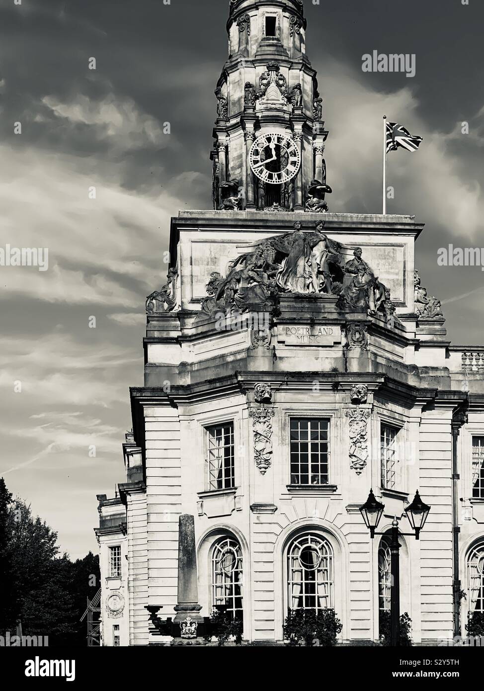 Municipio di Cardiff e torre dell'orologio Foto Stock