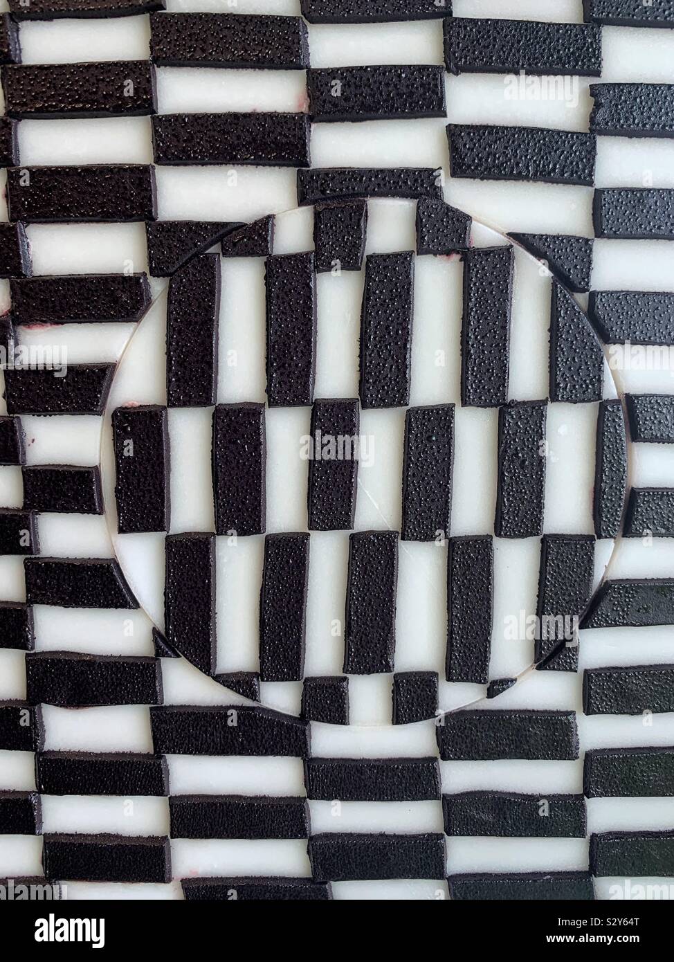 Bianco e nero illusione ottica torta la glassa. Foto Stock