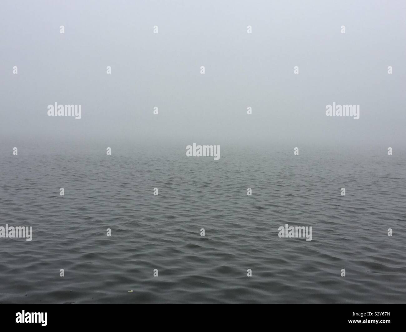 Abstract foggy ottobre mattina sul lago in città Foto Stock