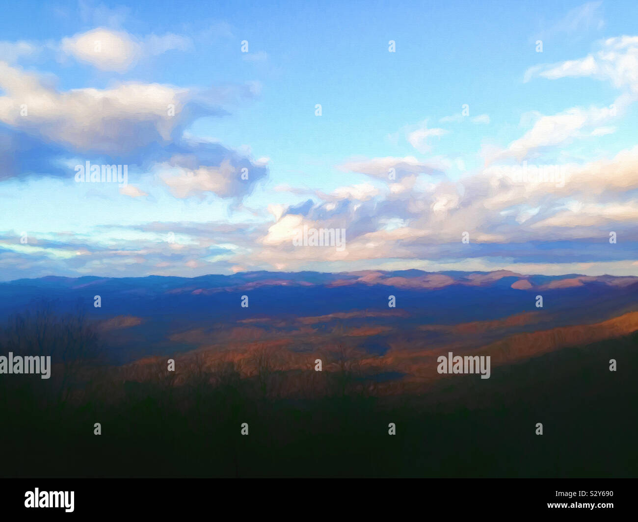 Sunrise delle Blue Ridge Mountains nella Appalachian Mountain Range di North Georgia USA. Un paesaggio invernale mostra la topografia delle montagne. Foto Stock