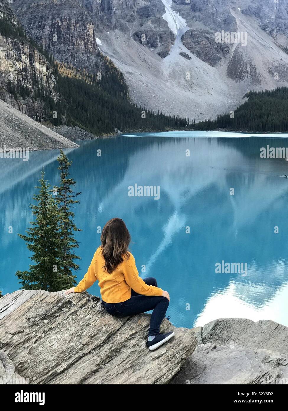 La donna si gode della vista, Moraine Lake, il Parco Nazionale di Banff, Alberta, Canada - Immagine stock catturata con smartphone