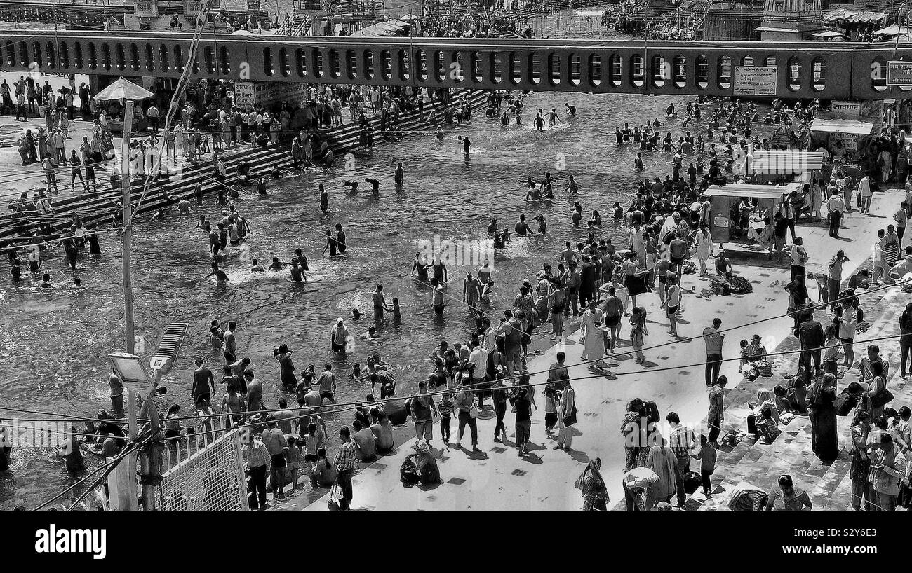 Aprire la sessione di nuoto nella città di Shiva Haridwar in grande India, diversi orizzonti e una sensazione di serenità... pur essendo circondato da migliaia di persone . Foto Stock