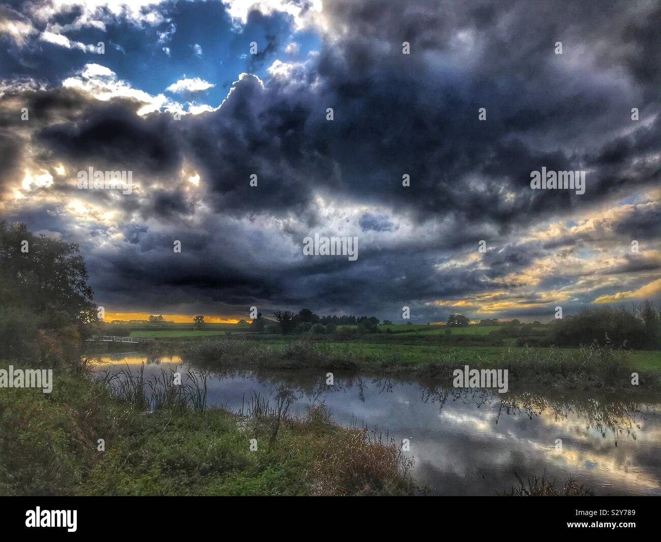 Il fiume Stour a Sturminster Newton Dorset - Immagine stock catturata con smartphone