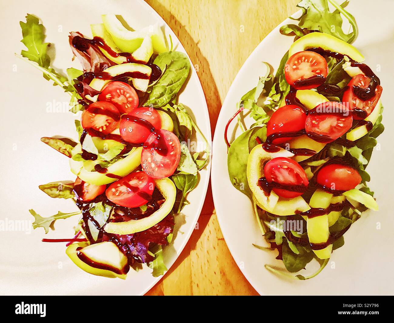 Elevato angolo colpo di due insalate con dressing - Immagine stock catturata con smartphone