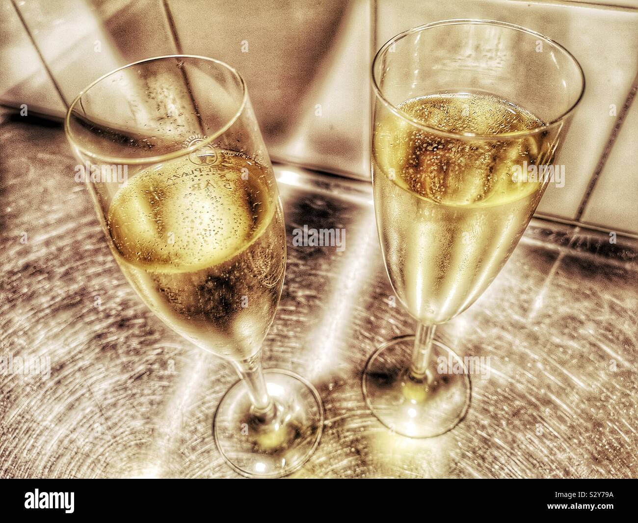 Due bicchieri di prosecco immagini e fotografie stock ad alta risoluzione -  Alamy